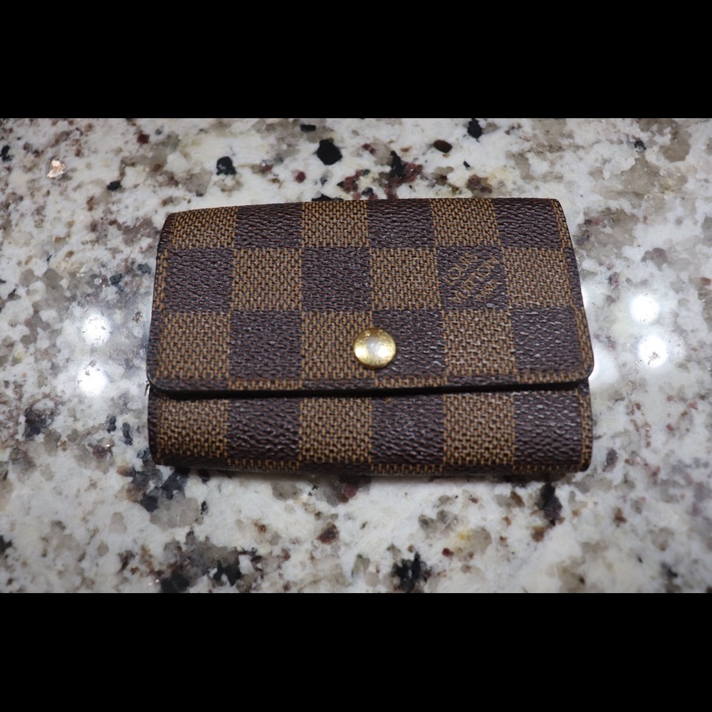 6 key ring holder in monogram. Authentic.